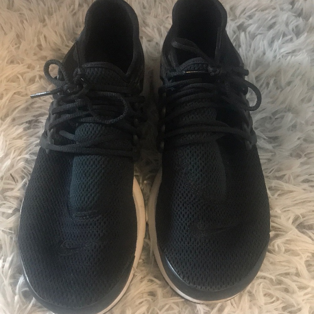 Black and white nike prestos